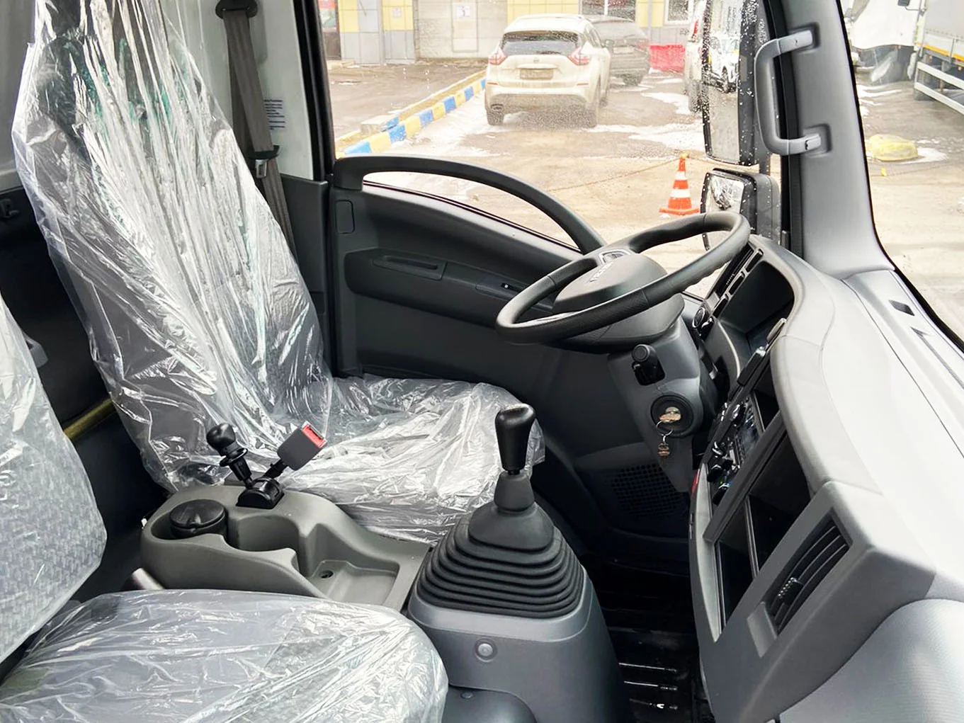 ISUZU грузовик бортовой, 10,5 т без спальника фото 4