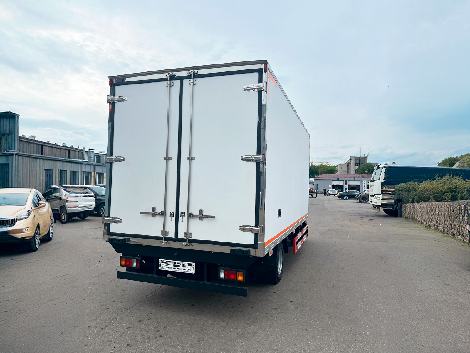 ISUZU изотермический 5,5 т фото 3