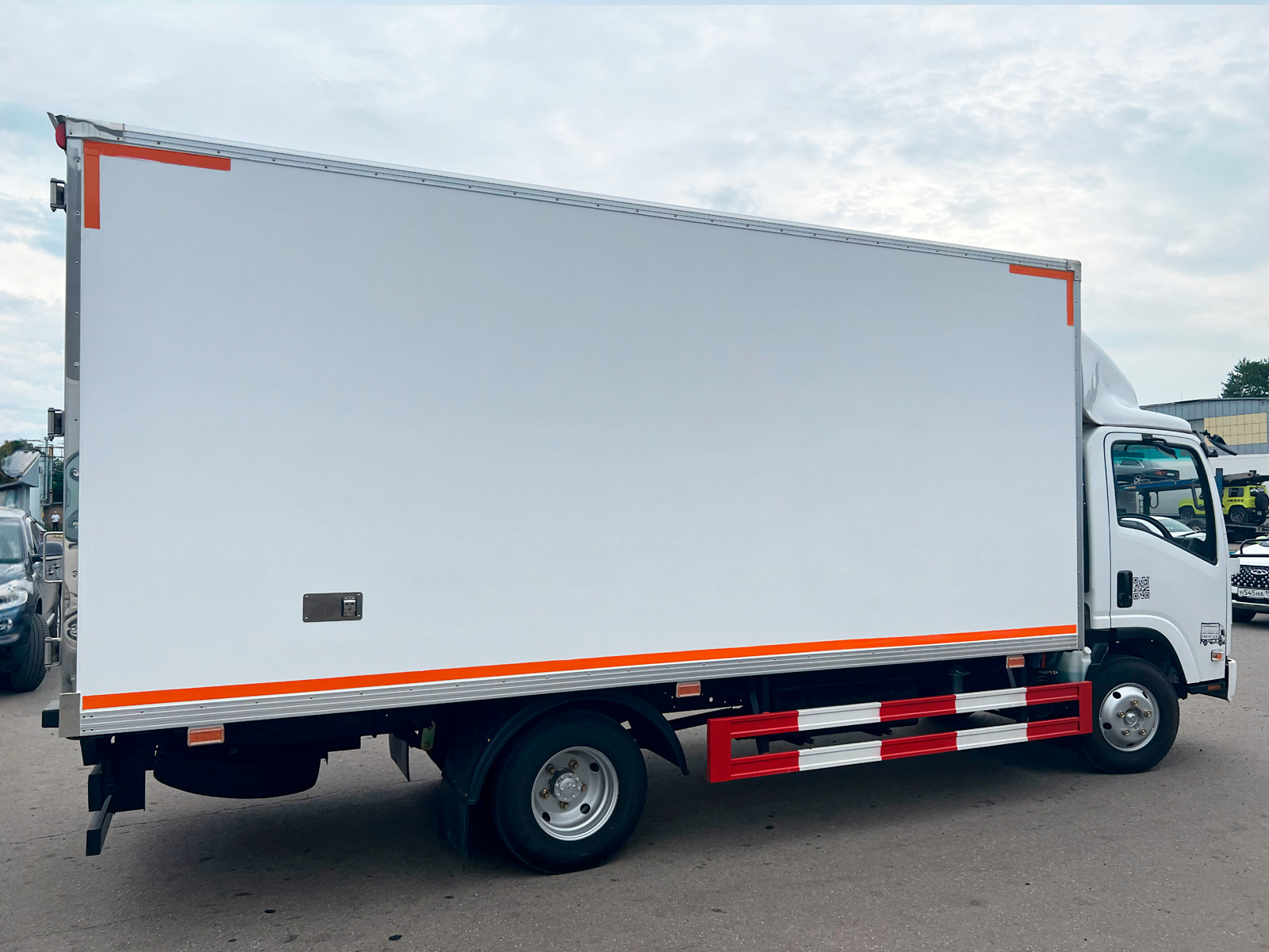 ISUZU изотермический 5,5 т фото 4