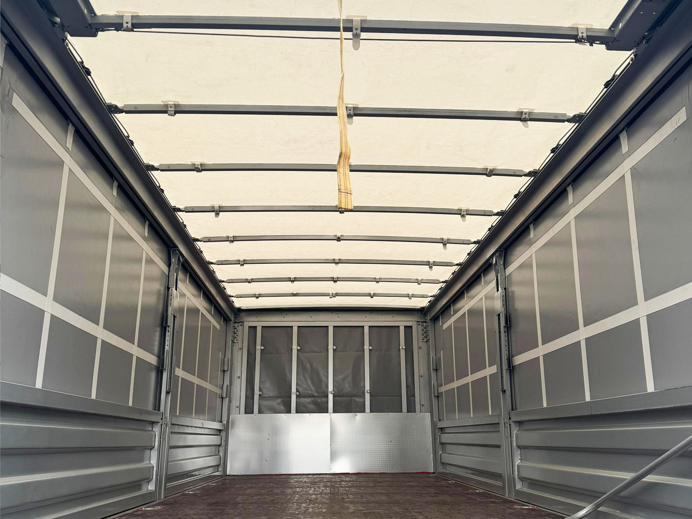 ISUZU грузовик бортовой еврошторный 10,5 т фото 4