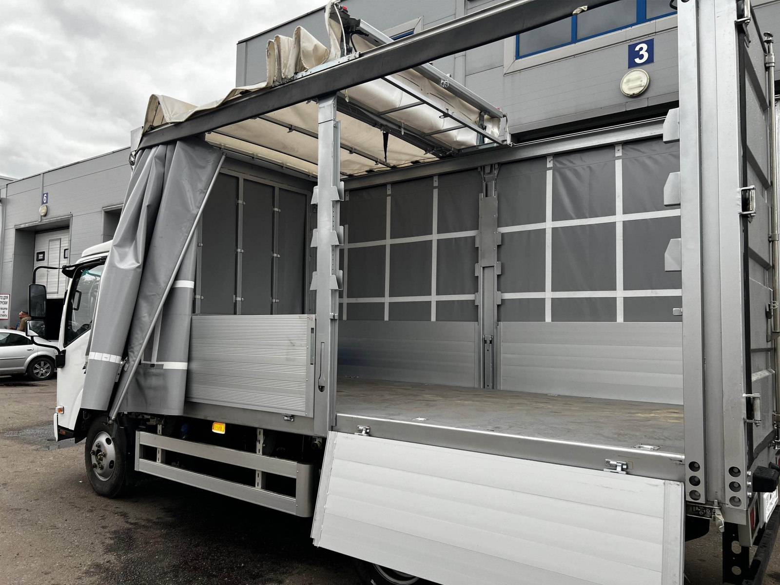 Бортовой тентованный грузовик ISUZU, 3,5 т фото 3