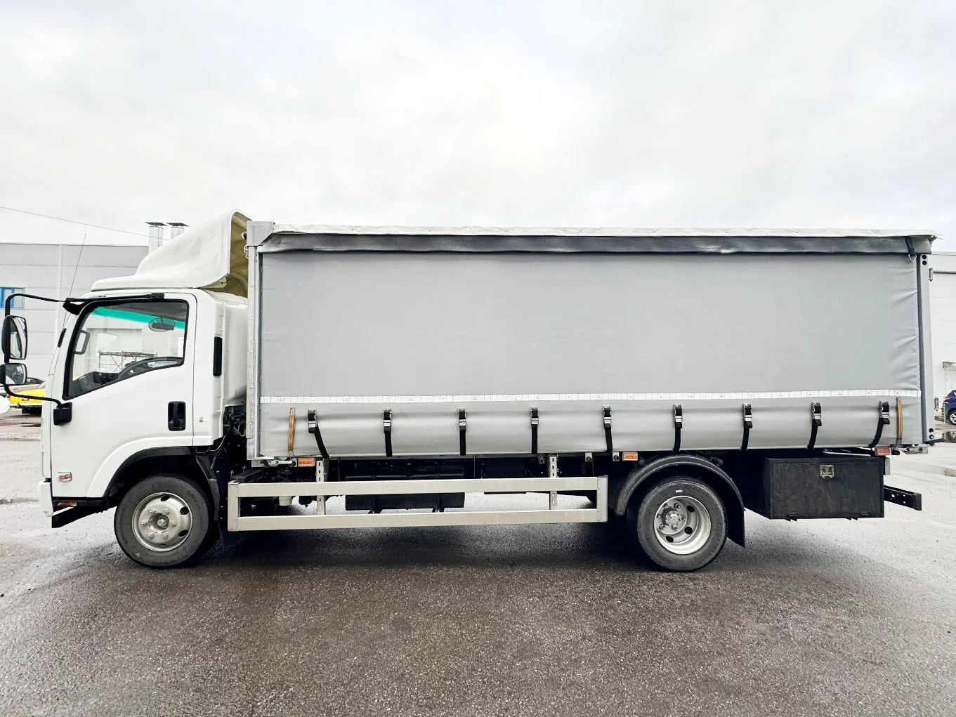 ISUZU грузовик бортовой еврошторный 10,5 т фото 6