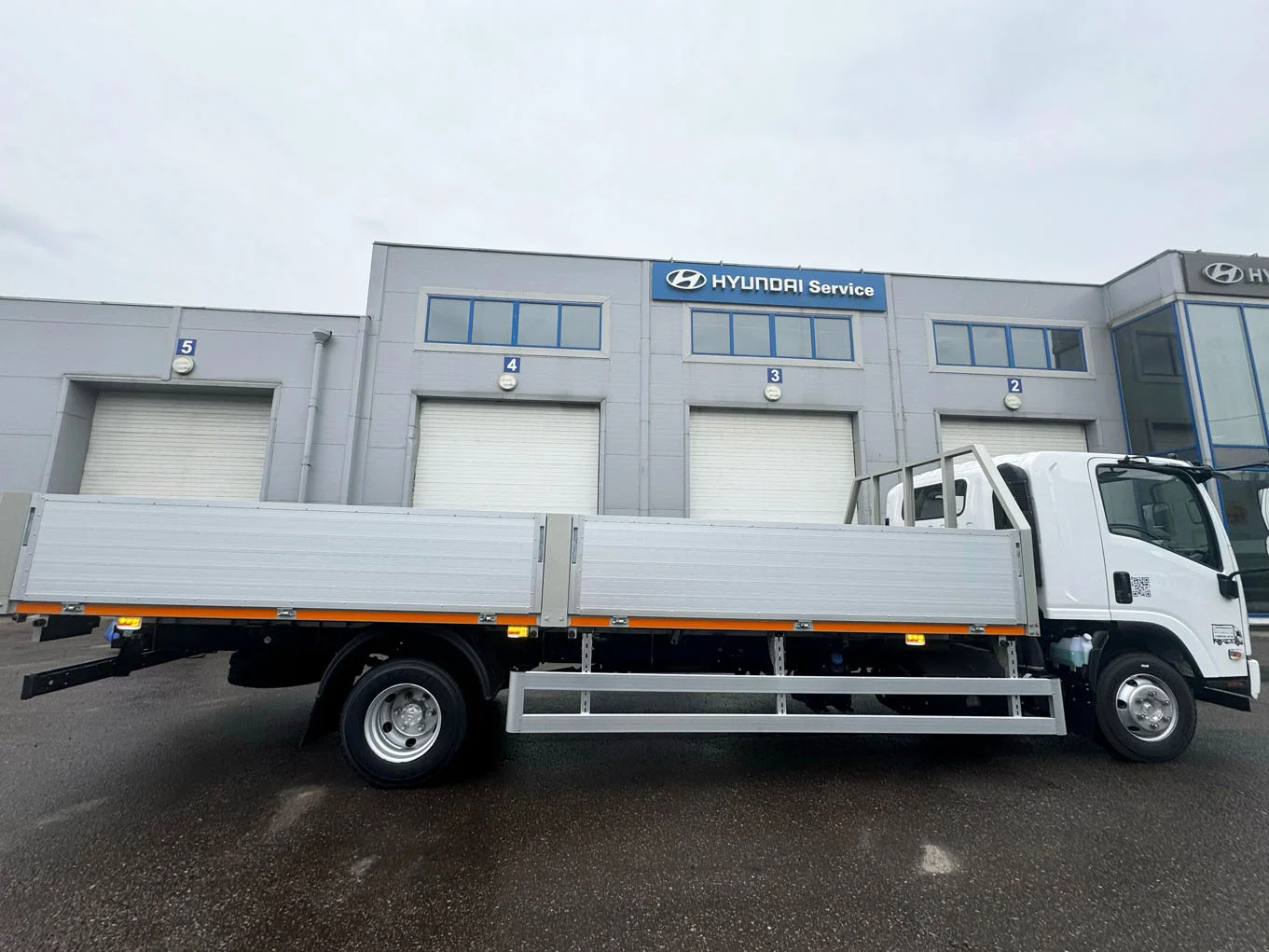 ISUZU грузовик бортовой, 10,5 т со спальником фото 3