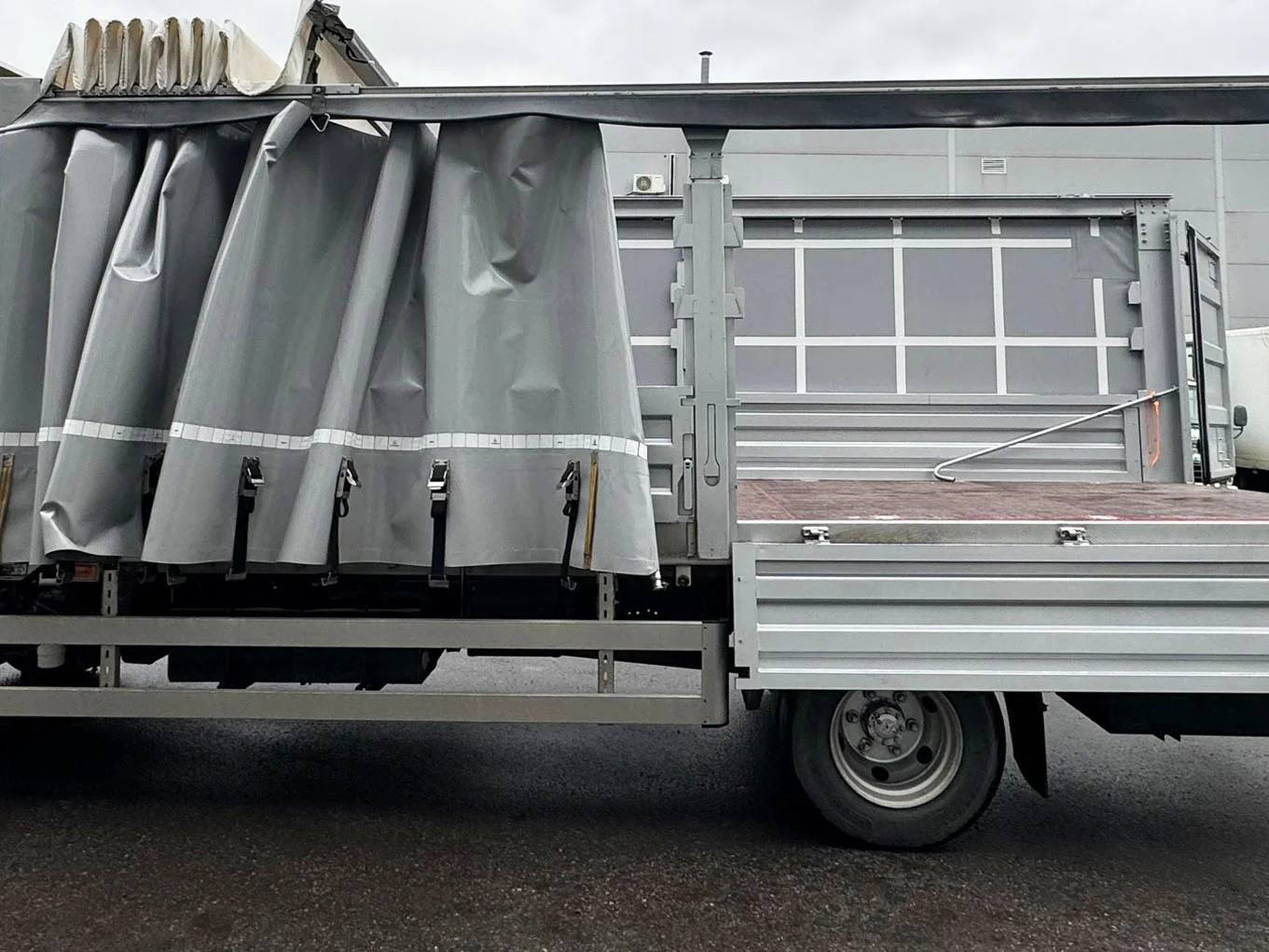 ISUZU грузовик бортовой еврошторный 10,5 т фото 7