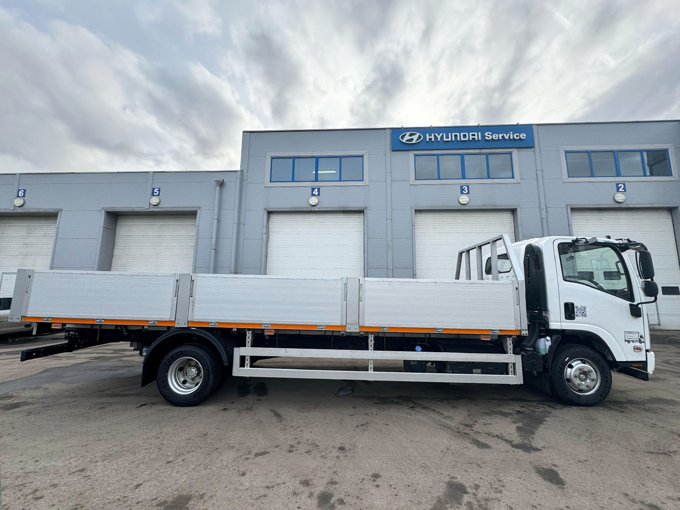 ISUZU грузовик бортовой, 10,5 т без спальника фото 2