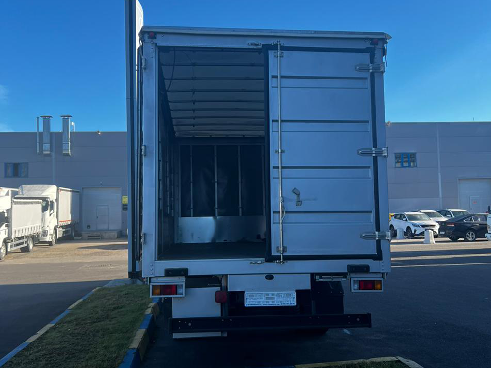 Бортовой грузовик ISUZU тентованный 5,5 т.,6,2 м фото 3