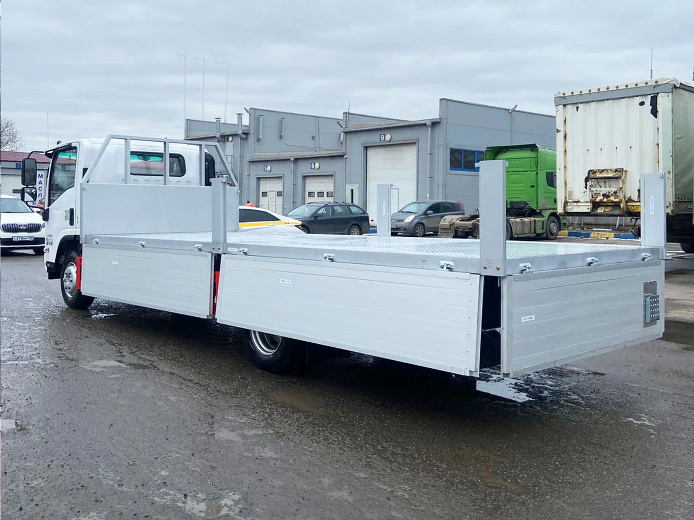 ISUZU грузовик бортовой, 10,5 т без спальника фото 3